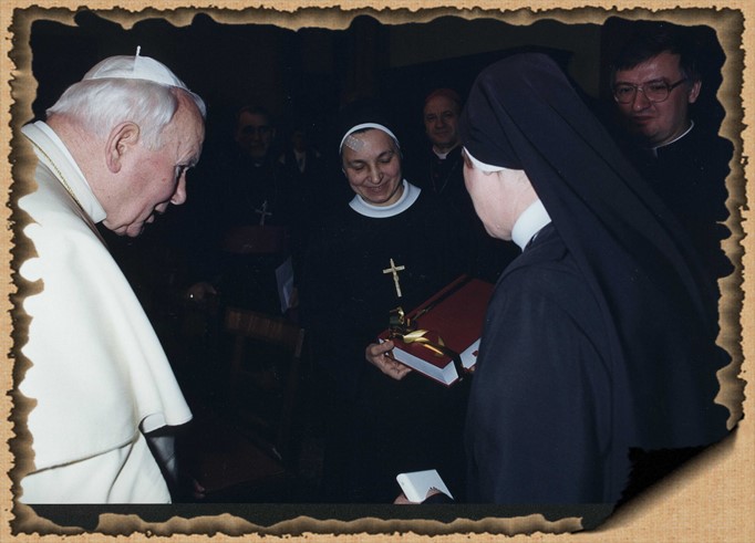 Entrega do livro sobre a vida e as virtudes heroicas do Padre Sigismundo Gorazdowski ao Santo Padre o Papa João Paulo II – pela então Superiora Geral Madre Eugenia Świątkowska, juntamente com a postuladora do processo Ir. Dolores Siuta, CSSJ (Roma, 25 de março de 1999)